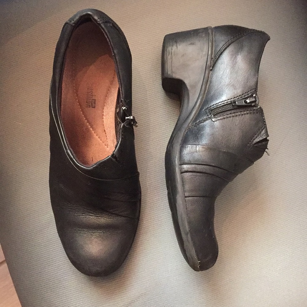 Clark’s black leather clog style pump